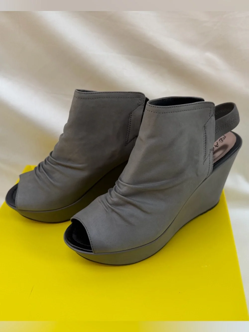 Kenneth Cole Reaction Sole Search Leather Peep Toe Wedge‎ Shooties Size 8
